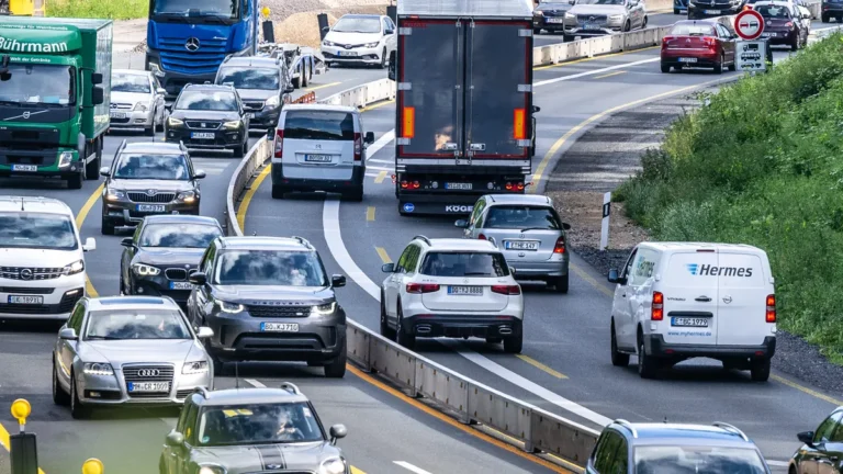 stau-auf-einer-autobahn-in-nordrhein-westfalen-archivbild-in-koeln-und-der-region-kommt-es-ab-donner.webp