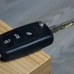 tischkante-mit-autoschluessel-tischkante-mit-autoschluessel-16-042023-borkwalde-brandenburg-an-einer.webp