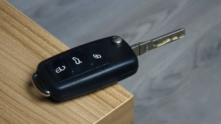 tischkante-mit-autoschluessel-tischkante-mit-autoschluessel-16-042023-borkwalde-brandenburg-an-einer.webp