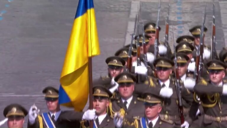 ucraina_i_soldati_di_kiev_sfilano_nella_parata_di_parigi_e_zelensky_si_commuove_-_video.jpeg