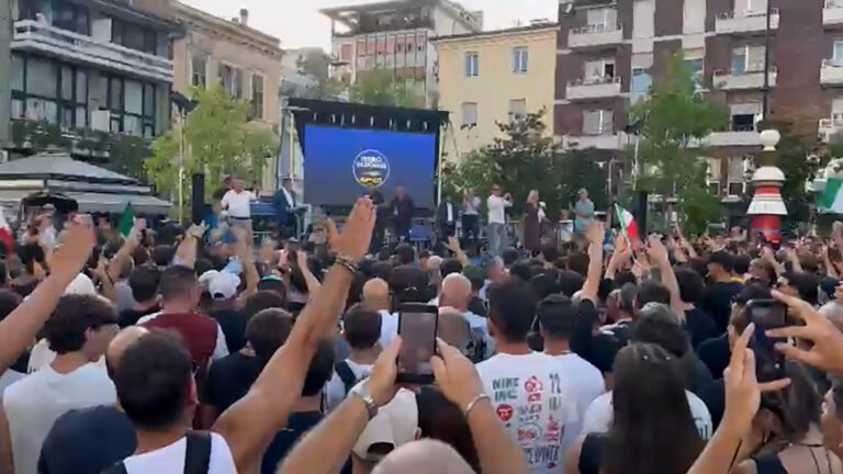 vannacci-braccia-tese.jpg