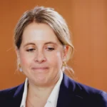 verena-hubertz-spd-bundesministerin-fuer-wohnen-stadtentwicklung-und-bauwesen-aufgenommen-im-rahmen.webp