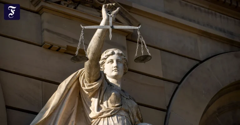 vor-einem-justizgebaeude-steht.webp.webp