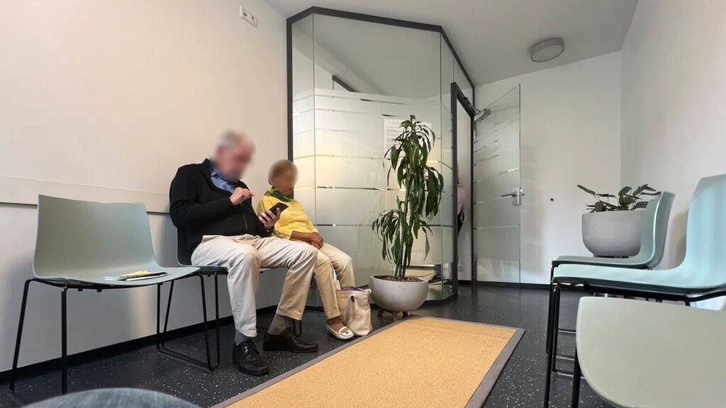 wartezimmer-in-einer-arztpraxis-die-hausaerzte-sind-aufgrund-des-gkv-spargesetzes-frustriert.jpg