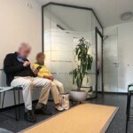 wartezimmer-in-einer-arztpraxis-die-hausaerzte-sind-aufgrund-des-gkv-spargesetzes-frustriert.jpg